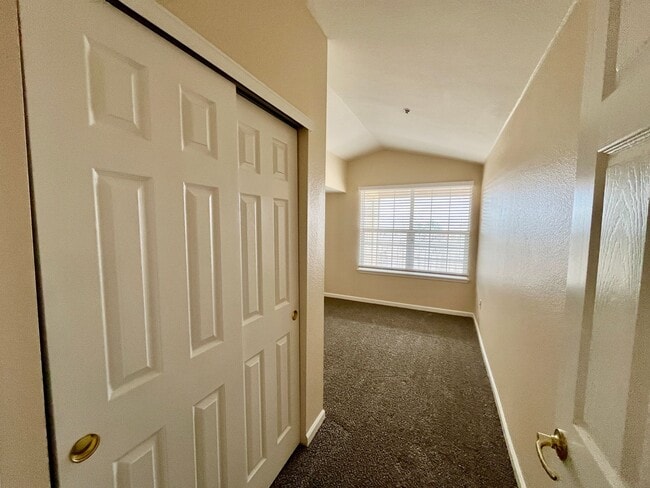 Building Photo - Very nice 2 bed 2 full bath on top floor n...