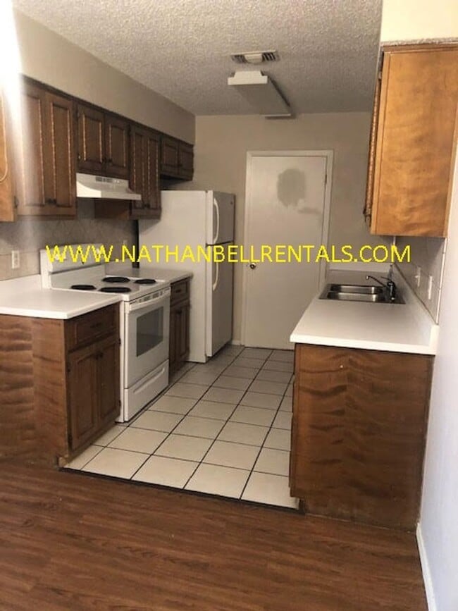 Building Photo - 3 bedroom 2 bath duplex