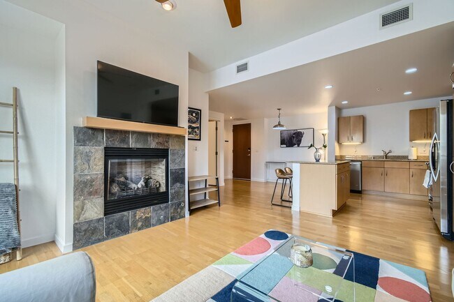 Building Photo - 2-BDR Retreat with Rooftop Pool & Gym