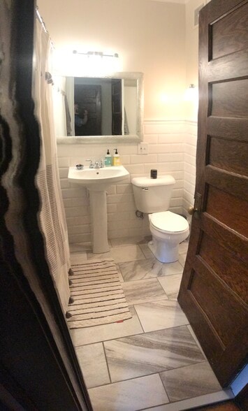 Building Photo - 2404 Lyndale Ave S