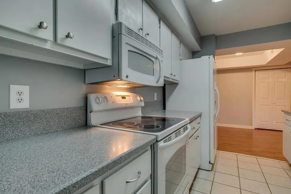 Building Photo - 262 Hillsboro Pl