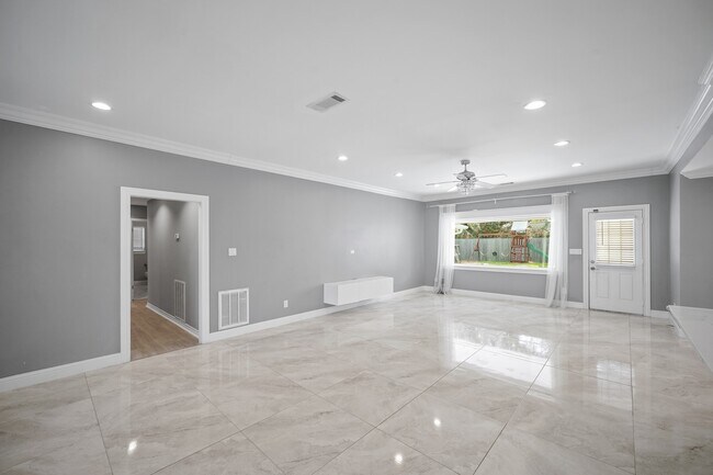 Building Photo - 6215 S Braeswood Blvd