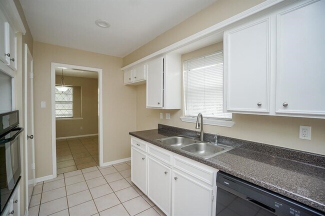 Building Photo - 13626 Woodchester Dr