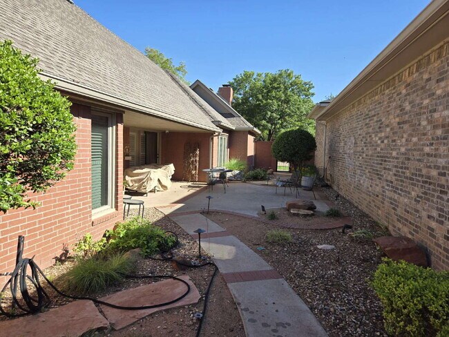 Building Photo - "Discover Spacious Comfort: 3-Bed, 2-Bath Gem on 77th Street (furnished)| Kingsgate