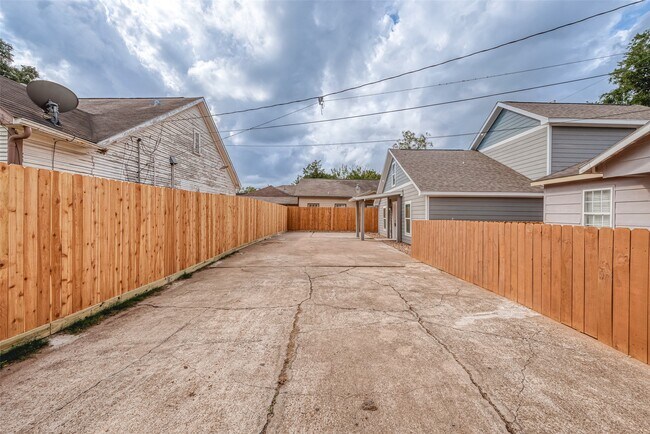 Building Photo - 2725 Avenue F