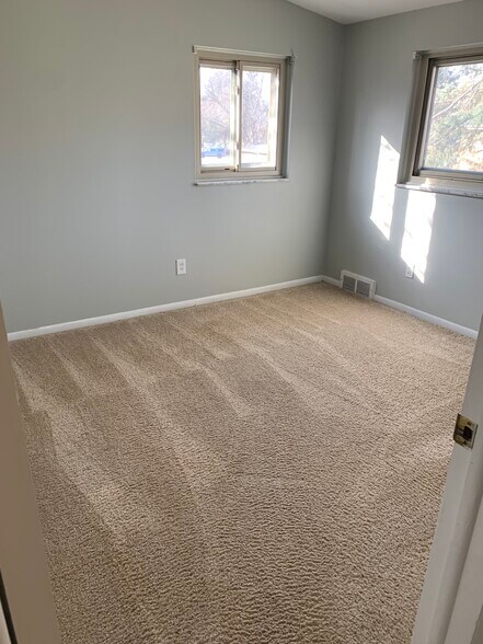 MasterBbedroom - 880 N Adams Rd