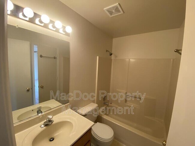 Building Photo - 227 Bend Farm Rd