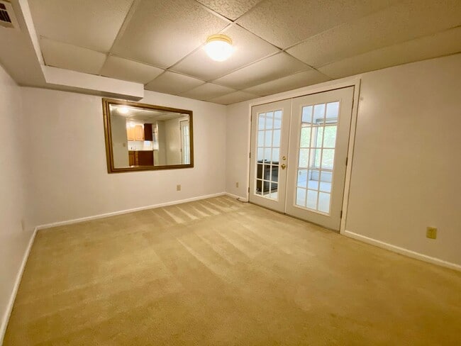 Building Photo - South AVL - Spacious 1/1 Apt with Sunroom!