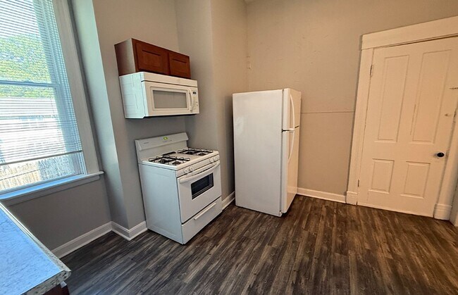 Building Photo - 3225 Bishop St