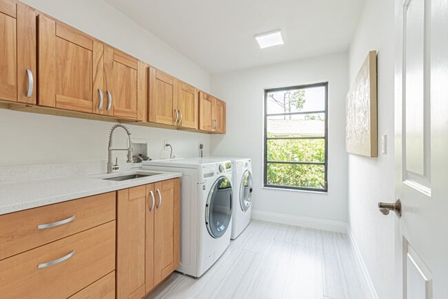 Building Photo - Newly Renovated 3 Bedroom Pool Home in Des...