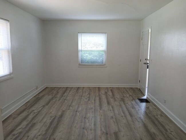 Building Photo - 238 E Beechwood Ave