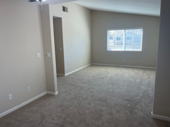 Building Photo - 2733 Sunflower Cir