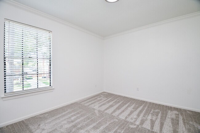Building Photo - 3934 Forest Village Dr