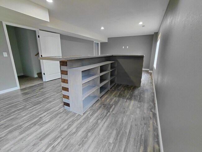 Building Photo - 137 Creek View Dr