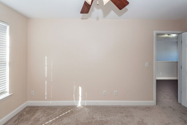 Building Photo - 3 Bedroom, 2.5 Bathroom Townhome in Oak Terrace Preserve - Park Circle