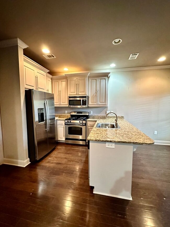 Building Photo - Beautiful 2 Bed/ 2.5 Bath Townhome In Gate...