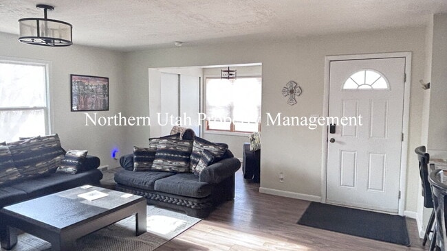 Building Photo - Rooms for Rent