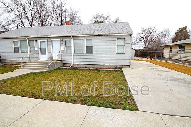 Building Photo - 2113 E Oak St