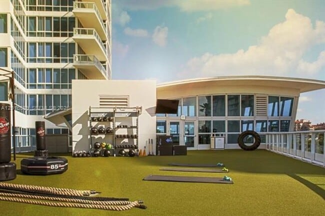 Building Photo - 100 South Pointe Dr