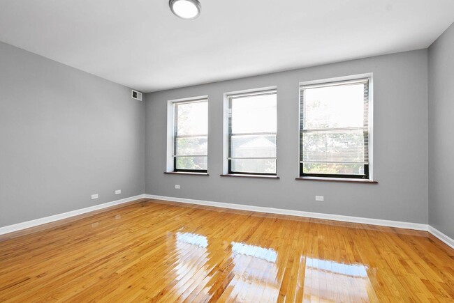 Building Photo - Two Bedroom in South Shore