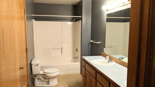 Building Photo - Spacious Four Bedroom in Great Location!