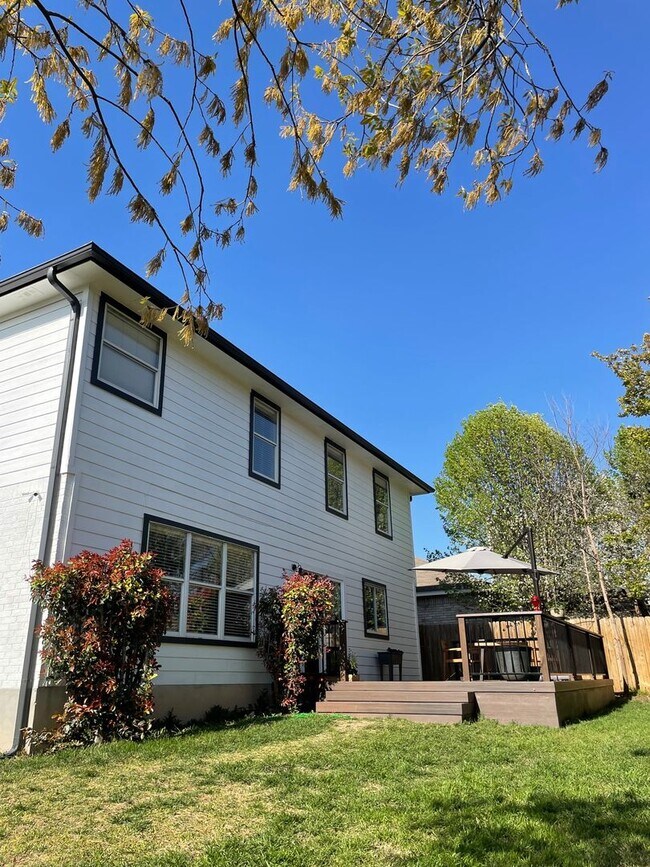 Building Photo - Beautiful 4BD and 2.5BA home in South Aust...