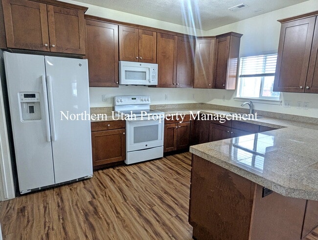 Building Photo - 4 Bed, 2 Bath, HVAC