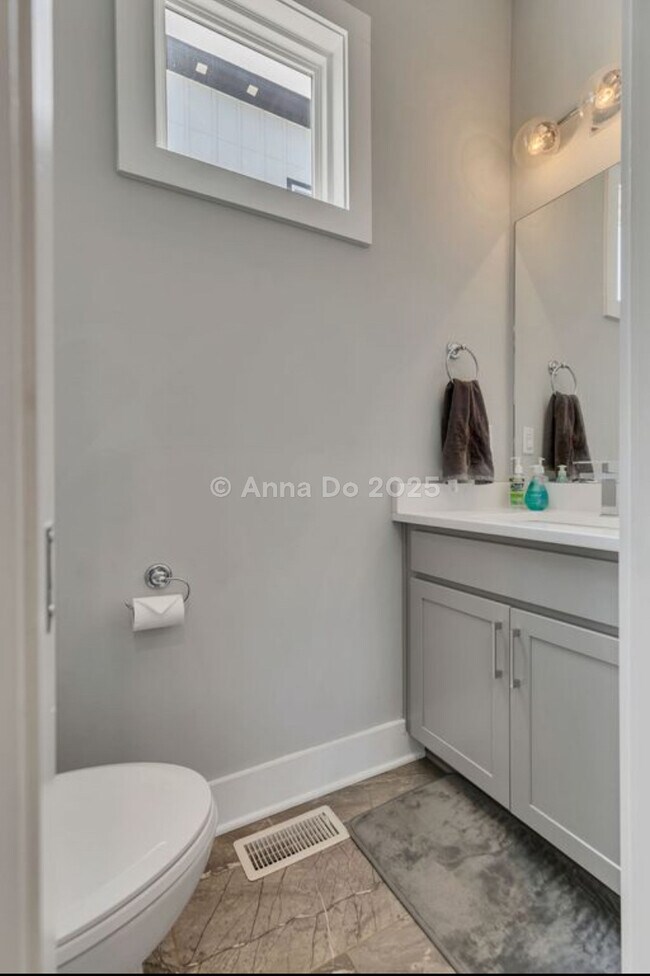 Building Photo - 809 21st Ave N