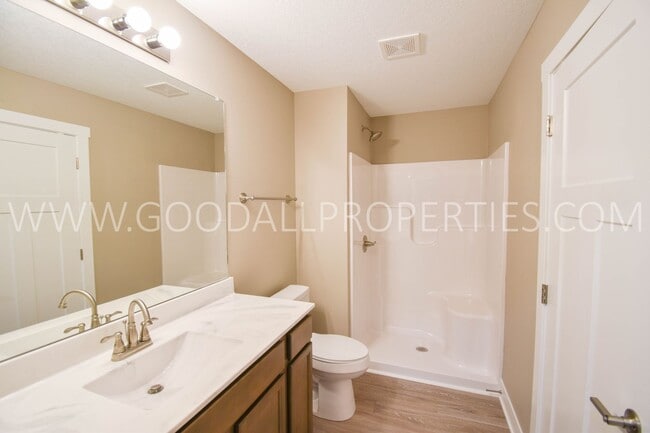 Building Photo - 3 Bedroom 2 Bathroom 2 Car garage in De Soto.