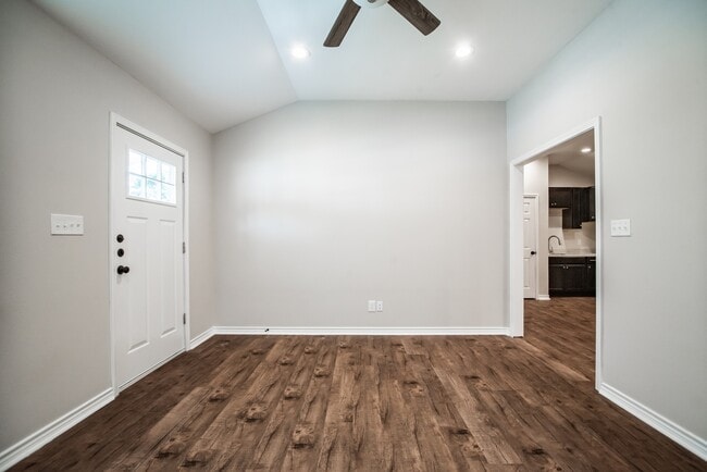 Building Photo - 803 S Main St