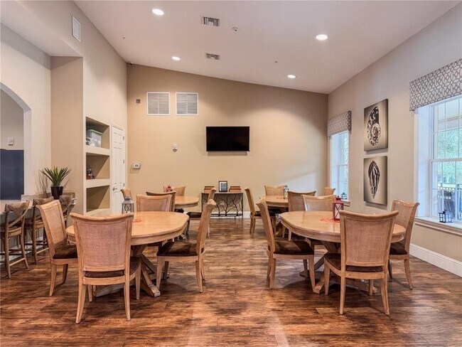 Building Photo - 5518 Thomas Square Dr