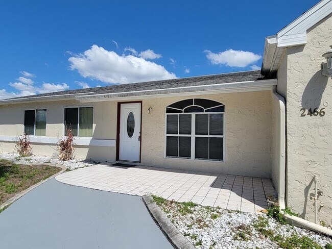 Building Photo - 2466 Lakeshore Cir