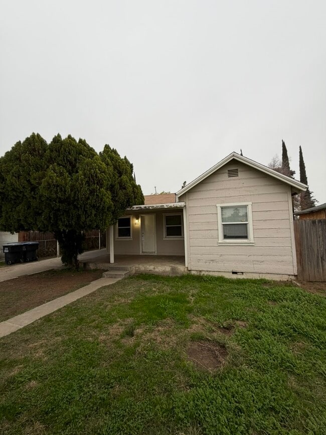 Primary Photo - 1906 N Giddings St