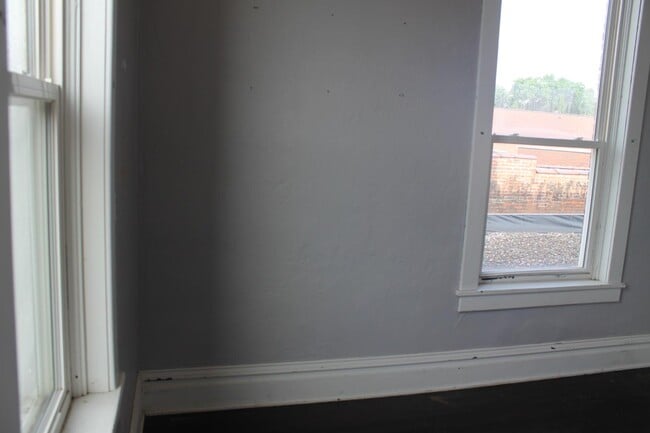 Building Photo - 7 E Main St