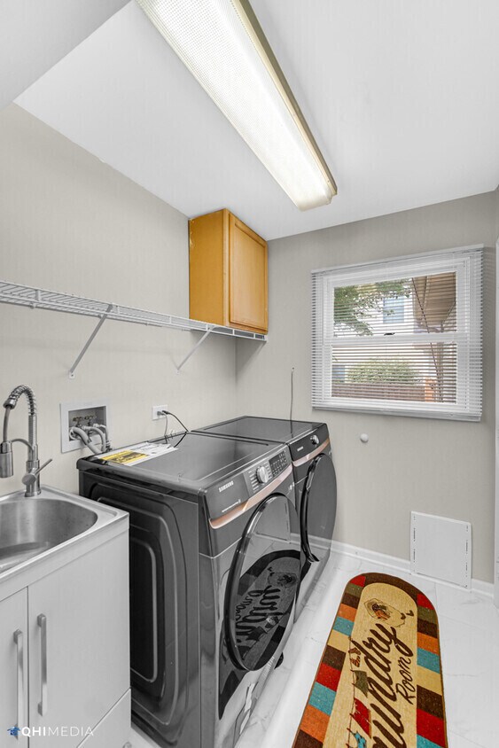 Building Photo - 2870 Roslyn Ln