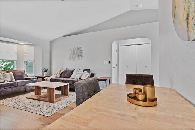 Building Photo - 925 N Stonehenge Way