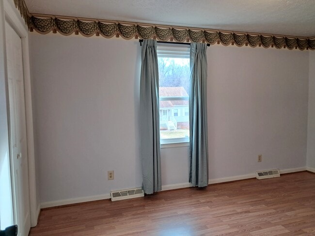 Building Photo - 114 Tomahawk Dr