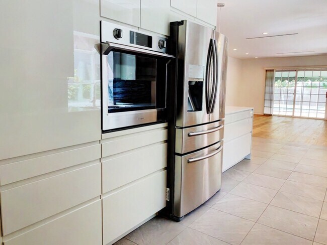 Building Photo - Charming, Remodeled 3-Bed / 3-Bath Home wi...