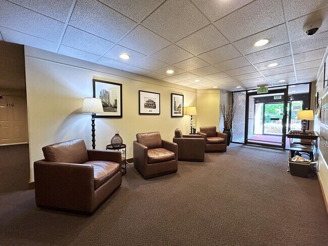 Building Photo - Cozy, Conveniently Located Large One Bedroom Condo!