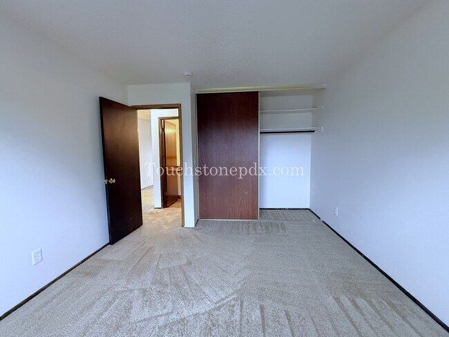 Building Photo - Updated 2 Bdrm Apartment with Balcony in Sellwood Moreland Neighborhood