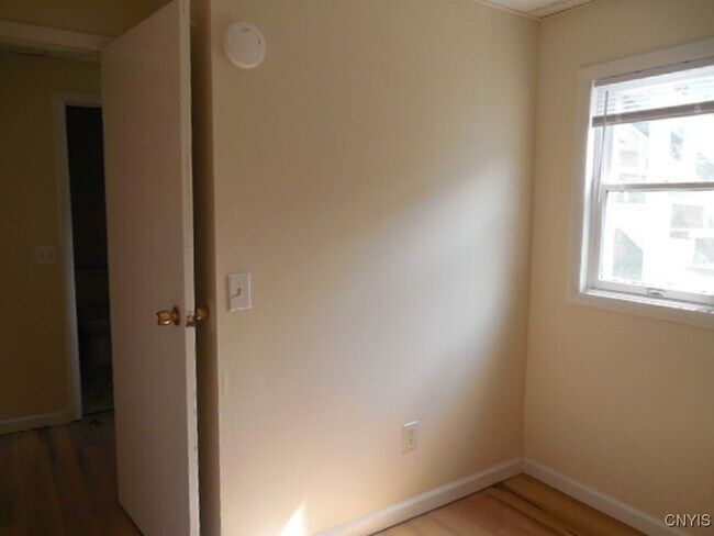 Building Photo - 835 Ann St