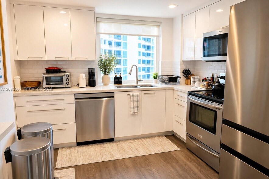Building Photo - 1627 Brickell Ave