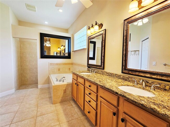 Building Photo - 10543 Woodchase Cir