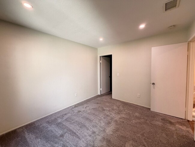 Building Photo - Beautiful Bay Ridge Cul-de-Sac Townhome