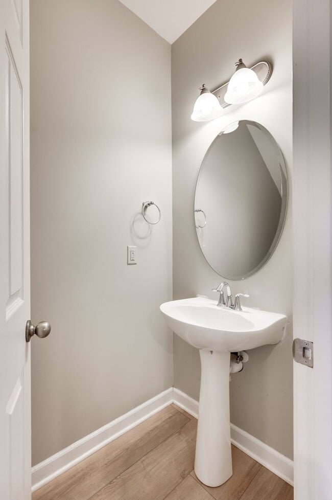 Building Photo - Awesome 2BE/2.5BA in the Pristine Park at ...
