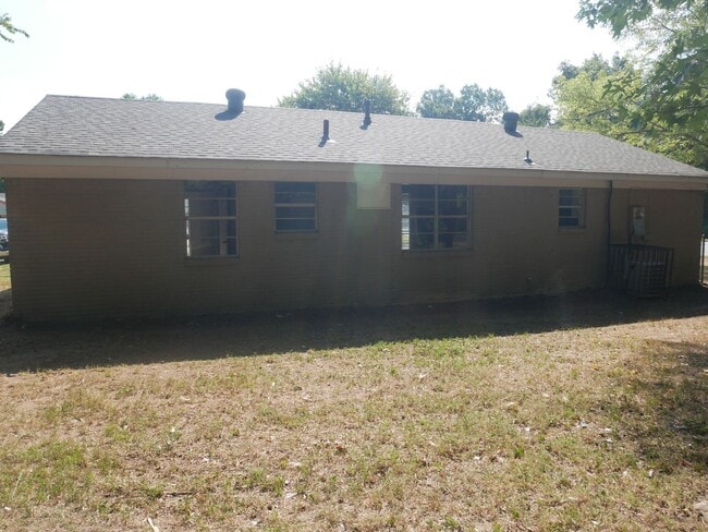 Building Photo - 8015 Ashbrook Dr