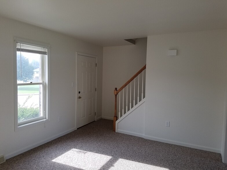 Building Photo - 163 Tom Ave