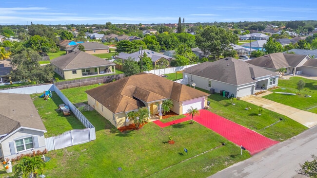 Building Photo - 729 SW Sardinia Ave