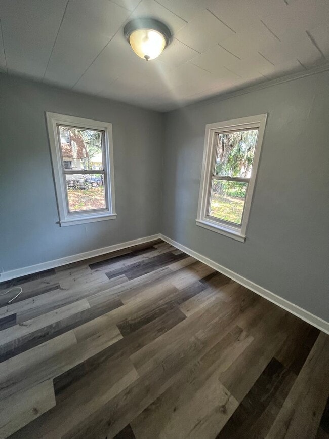 Building Photo - Beautiful 3BR/1BA Lakeland Home with Large Backyard & Covered Porch!