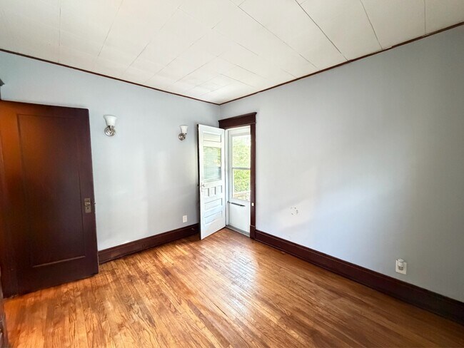Building Photo - 418 Colvin Ave